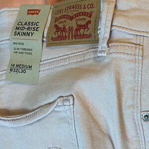 Levi's Classic Mid-Rise Skinny Jeans Pale Pink